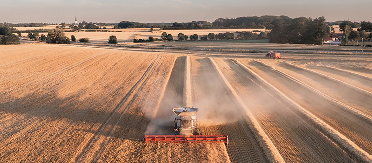 Traktor med halmballe