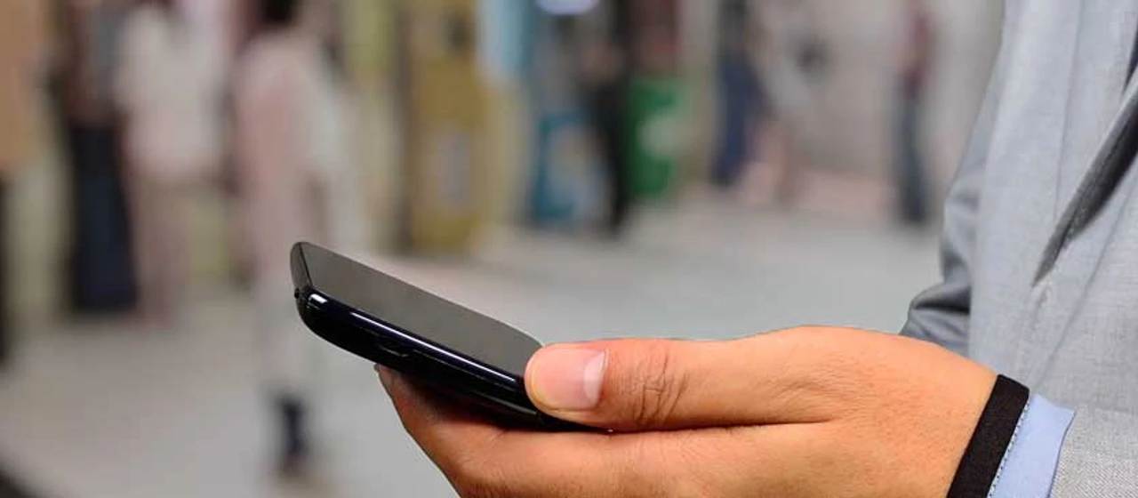 Mobiltelefon i hånd